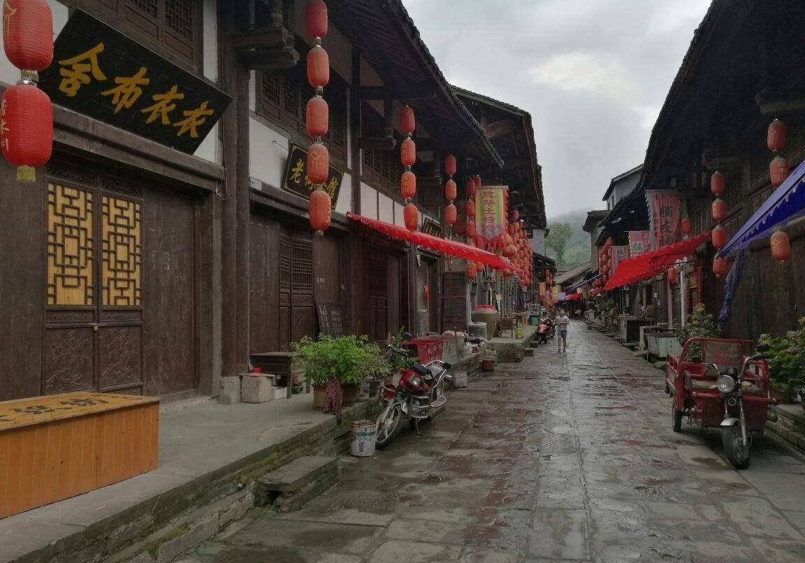 女孩不好好写作业被妈妈罚卖气球，这样的“惩罚教育”真的有用吗？游戏画面